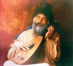 Osho-playing-lute-562x513
